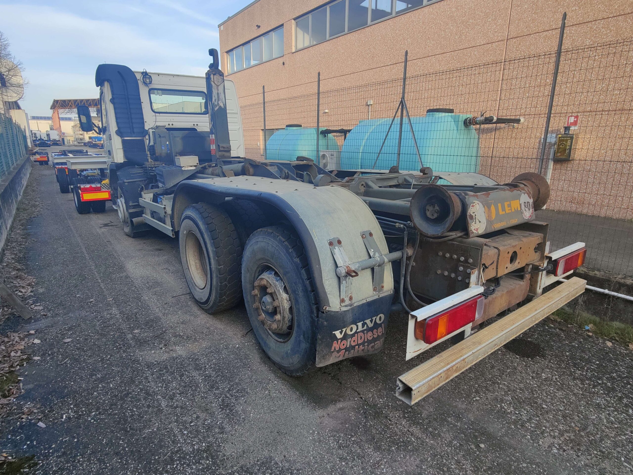 Volvo 3 assi usato con impianto scarrabile Lem; pochi chilometri