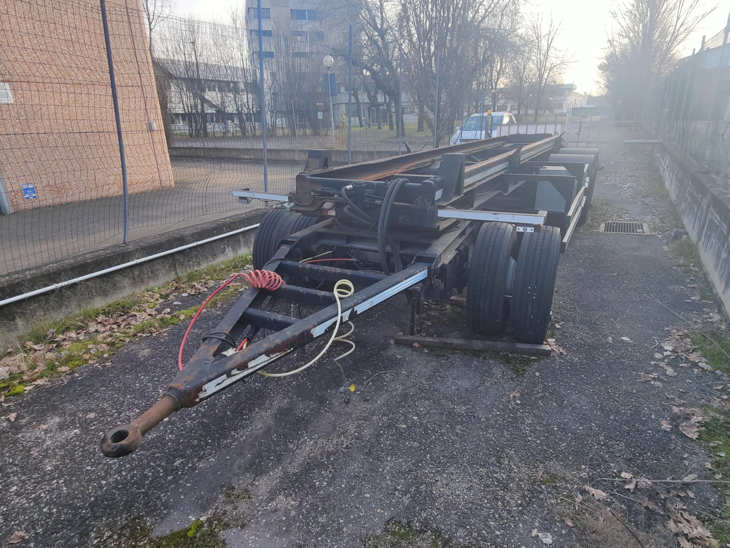 Rimorchio scarrabile e ribaltabile usato